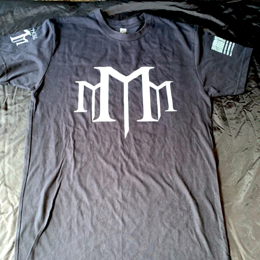 Black tee shirt w Grey print.